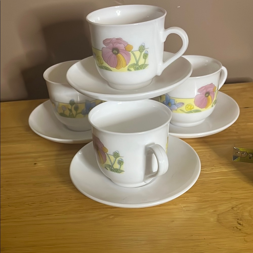 😄Set of four teacups and saucers milk glass